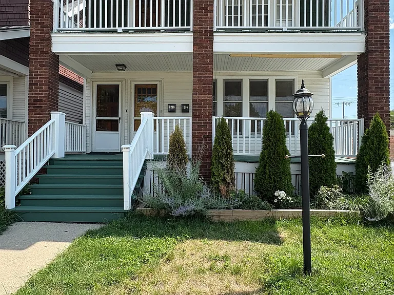 1216 Wayburn St — Photo 2