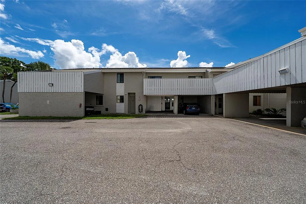 3 bed, 2.5 bath, 1231 sqft, $2,400 — Photo 4