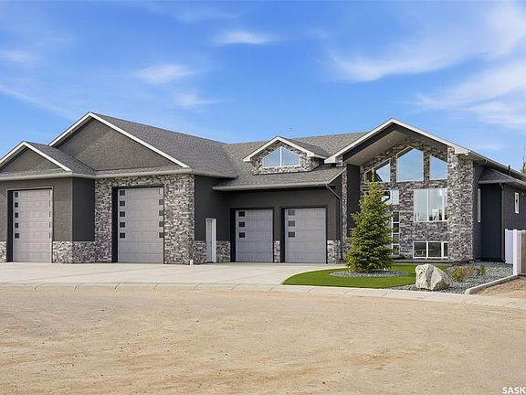 3rd image of 7 Loewen COURT