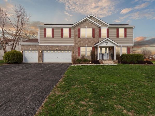 229 Stone Hollow Dr, Poplar Grove, IL 61065
