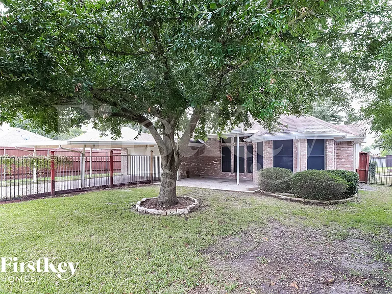 2210 Stillwater Dr — Photo 15