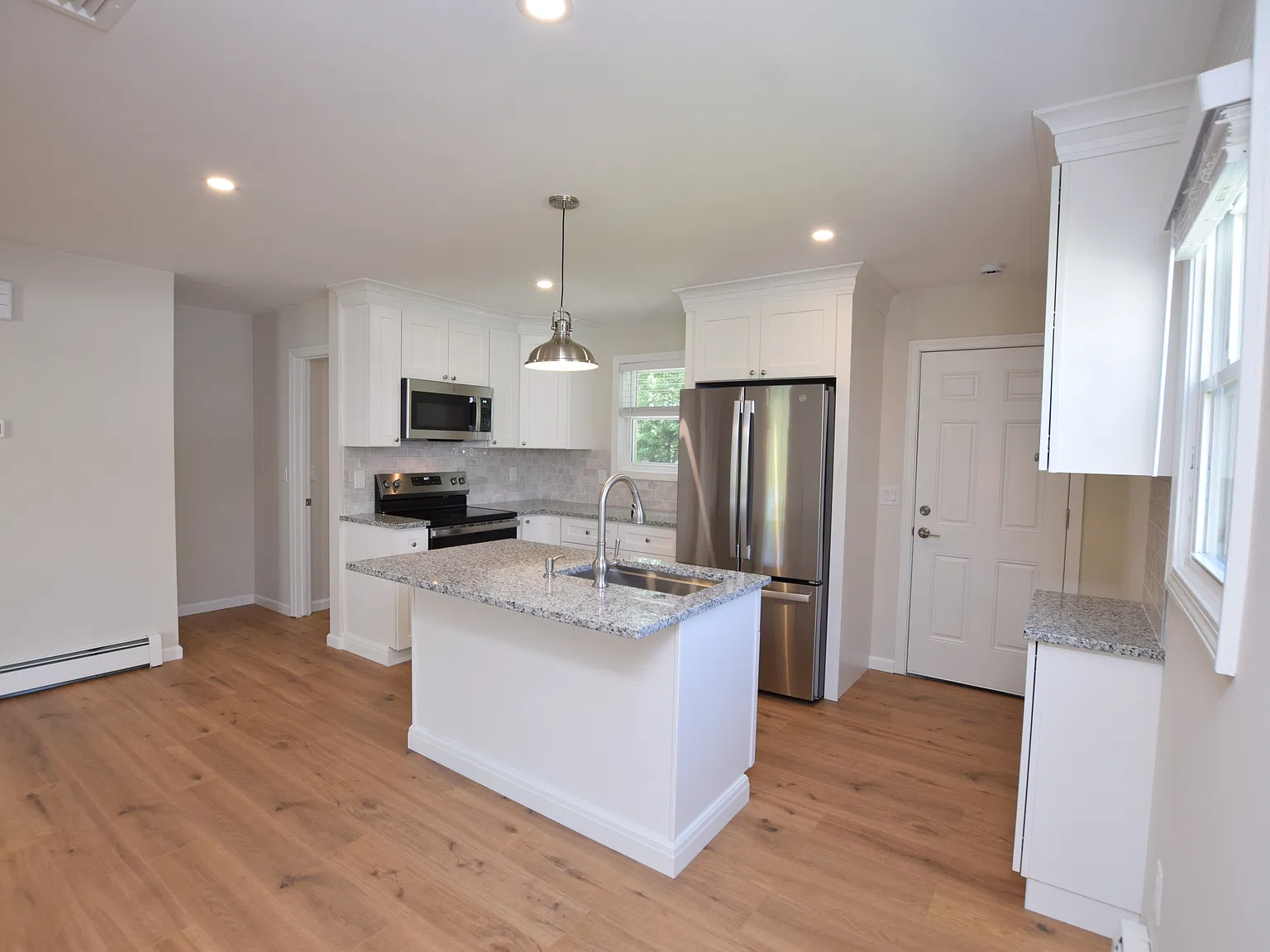 3 bed, 1.5 bath, 1720 sqft, $2,700 — Photo 4