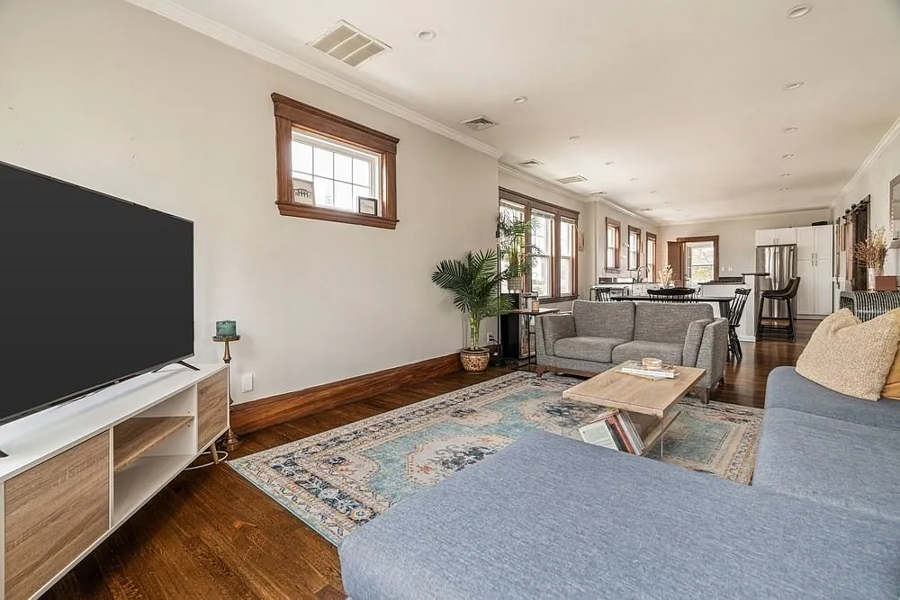 3 bed, 1600 sqft, $4,100 — Photo 2