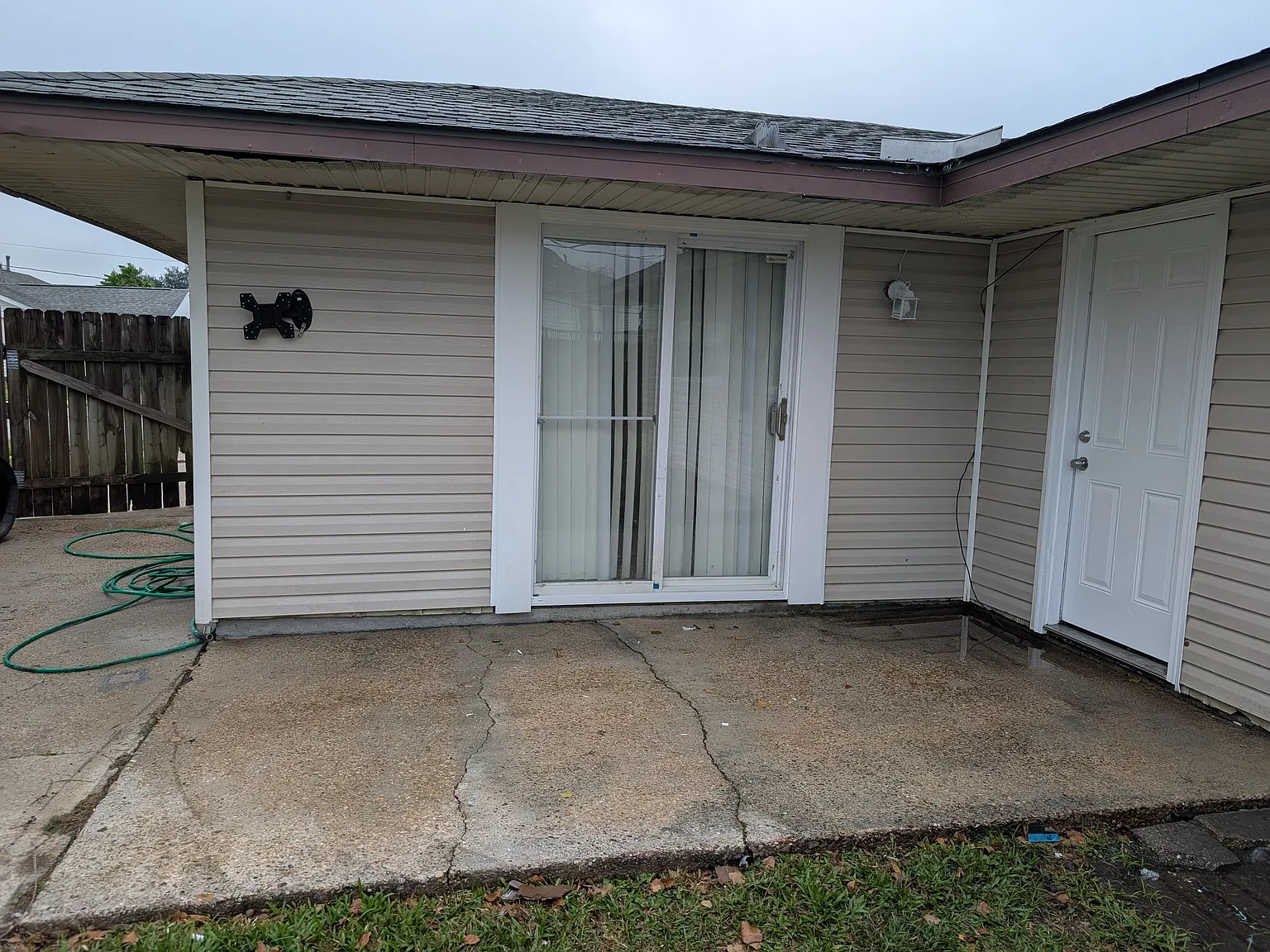 4 bed, 2.5 bath, 1800 sqft, $1,800 — Photo 2