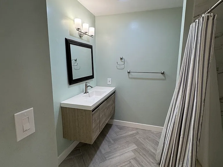 7000 Saranac St #9 — Photo 37
