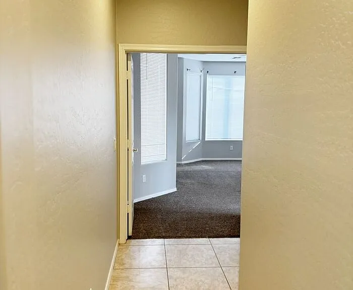 2421 W Ellis St — Photo 35