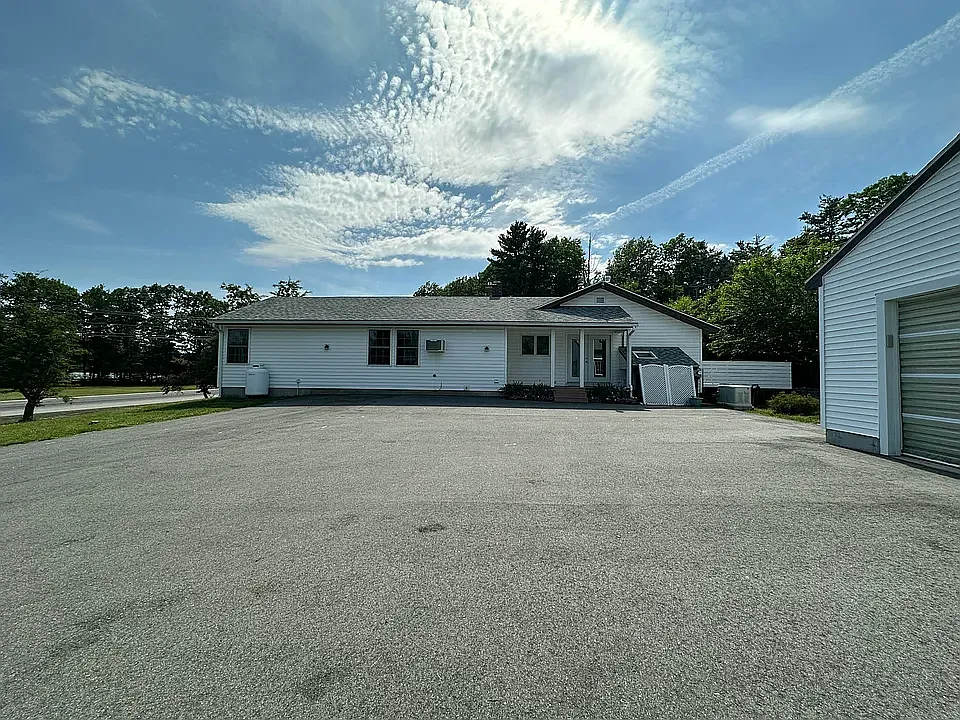 3 bed, 2.5 bath, 2320 sqft, $3,700 — Photo 3