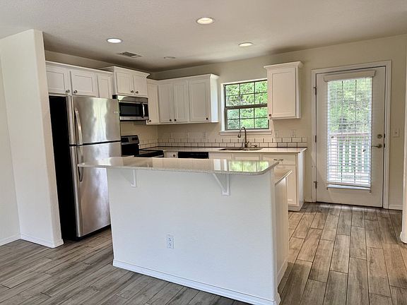 4th image of 279 S Breakwater Ln