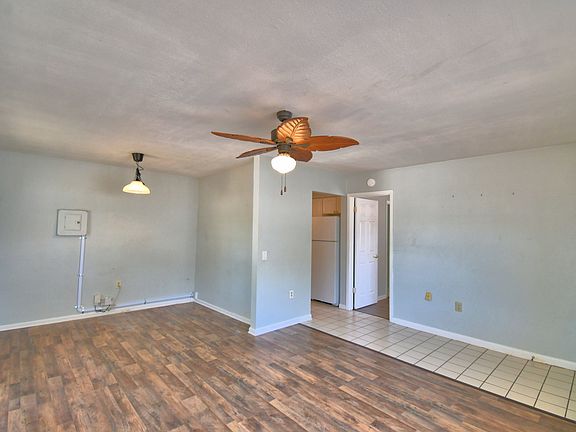 2nd image of 225 9th St SE #2