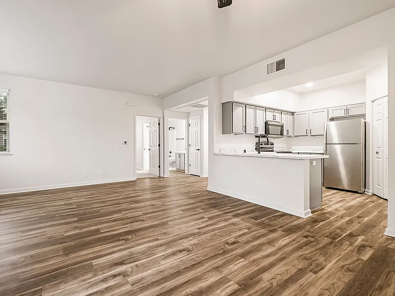Sterling Oaks Luxury Apartments — Photo 69