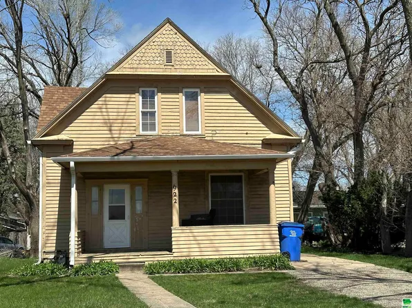 922 E Clark St, Vermillion, SD 57069