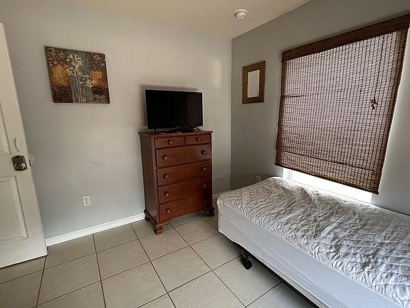 5th image of 2925 Montclaire Ave #B