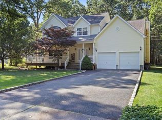 25 Rosedale Ave, Medford, NY 11763