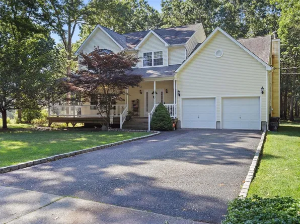 25 Rosedale Avenue, Medford, NY 11763