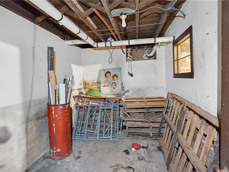 476 Providence St — Photo 43