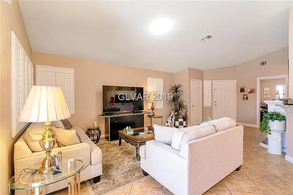 3 bed, 1244 sqft, $1,800 — Photo 2