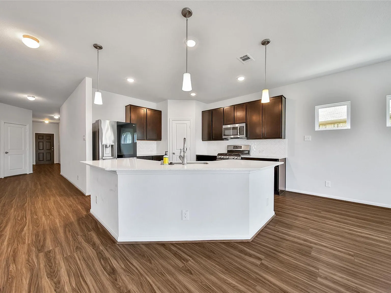 3 bed, 2.0 bath, 1810 sqft, $2,100 — Photo 3