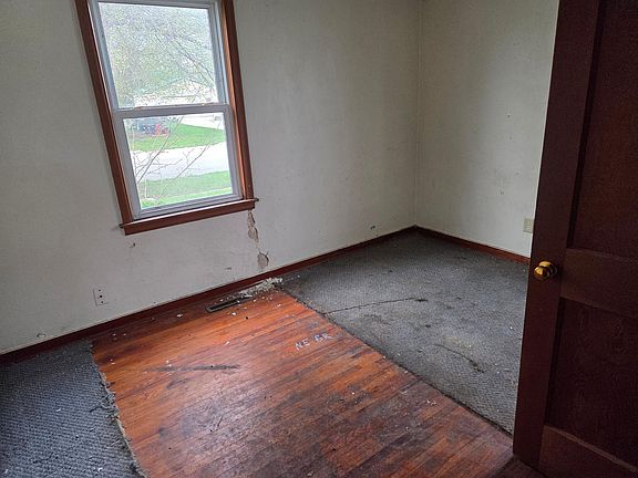 4th image of 404 SE Pleasant St