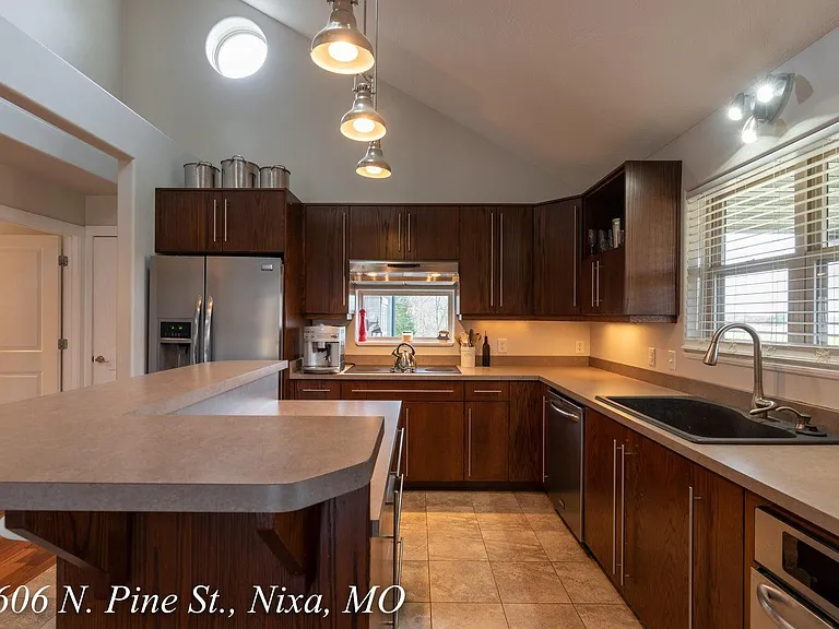 1606 N Pine St — Photo 7