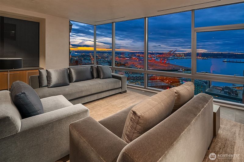 4th image of 715 2nd Avenue #1501