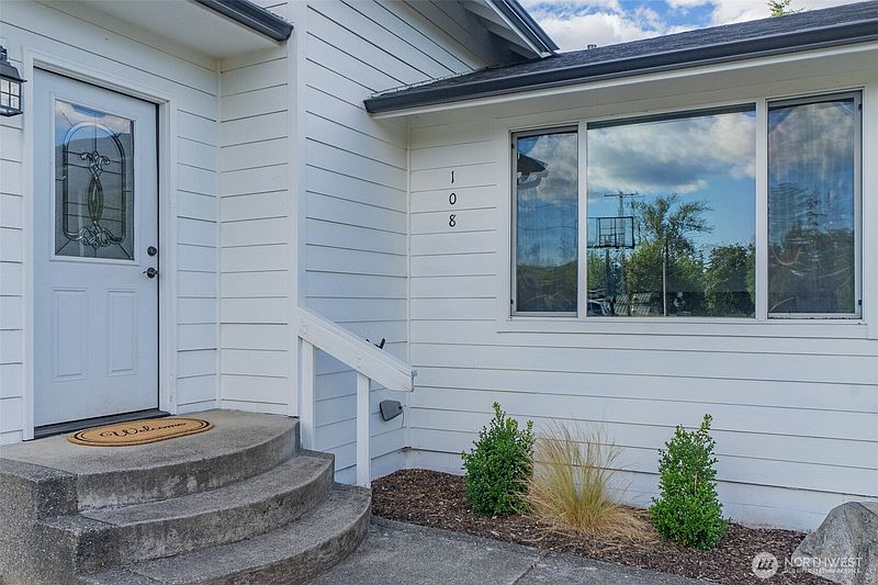 3rd image of 108 SW Campbell Street