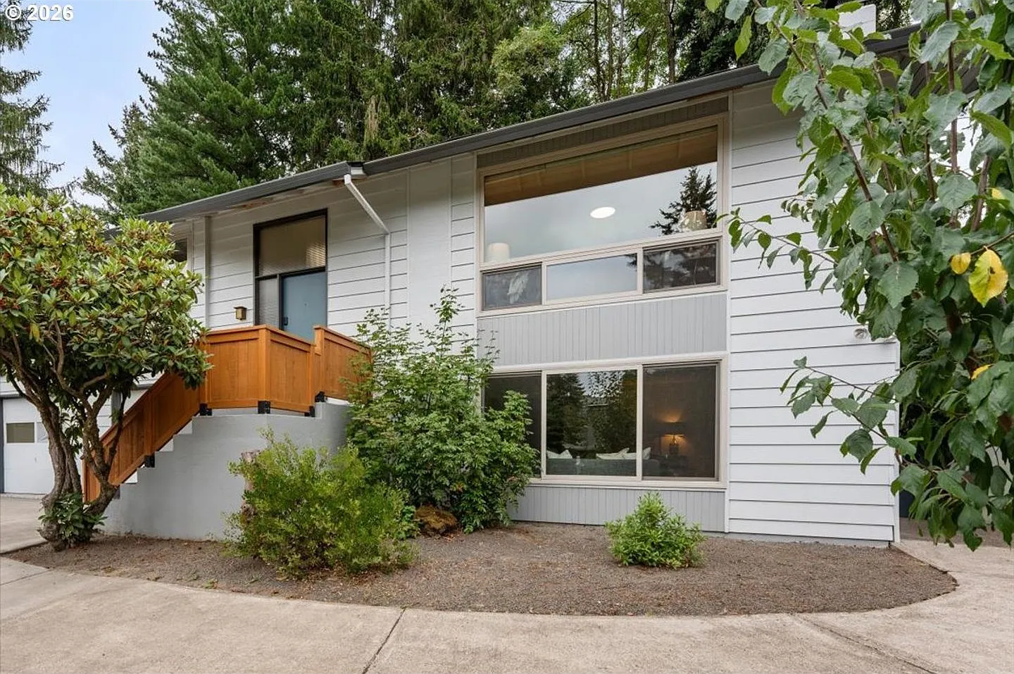 Unique 3Bd 3Bth West Haven Residence with Two Living Rooms, Hardwood Floors, Laundry Room & Priva... — Photo 2