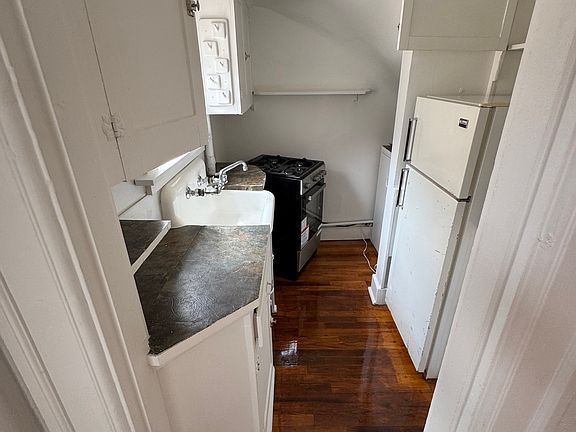 2nd image of 1551 N Gaylord St #5