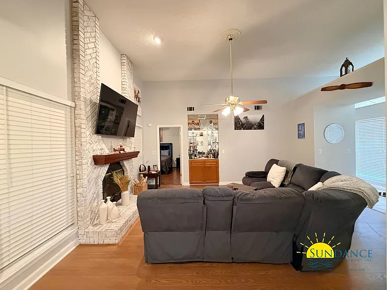 225 Lakeside Ln — Photo 4