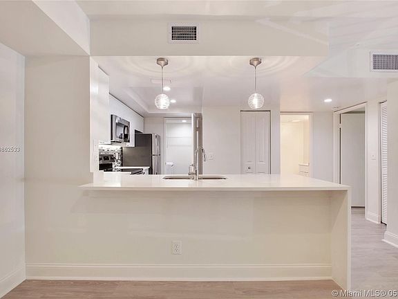 5th image of 3601 NE 207th St #4207