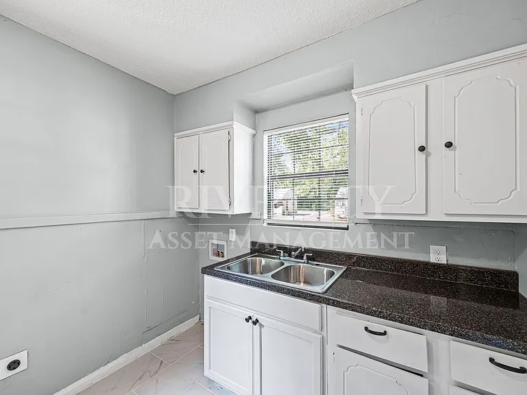 3132 Kingston St — Photo 6