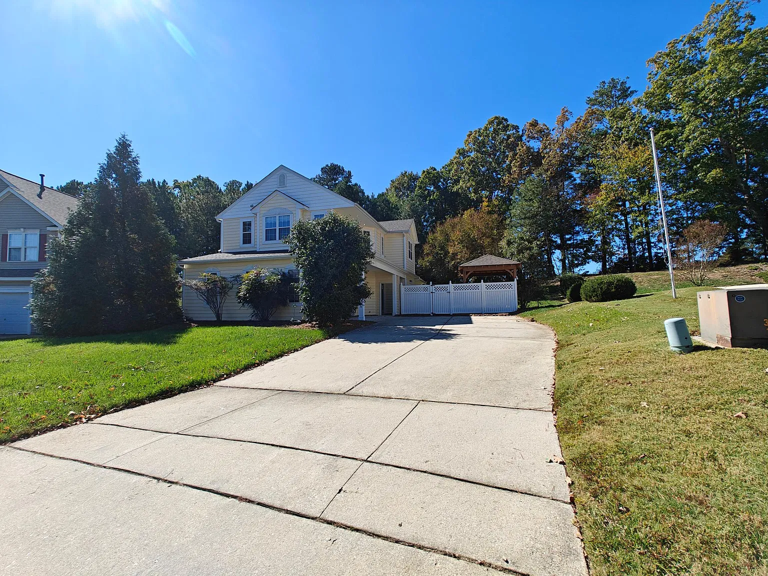 3 bed, 2.5 bath, 1691 sqft, $1,995 — Photo 2