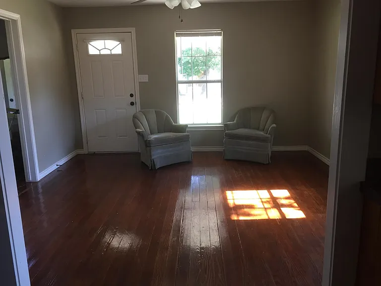 408 E Bois D Arc St — Photo 3