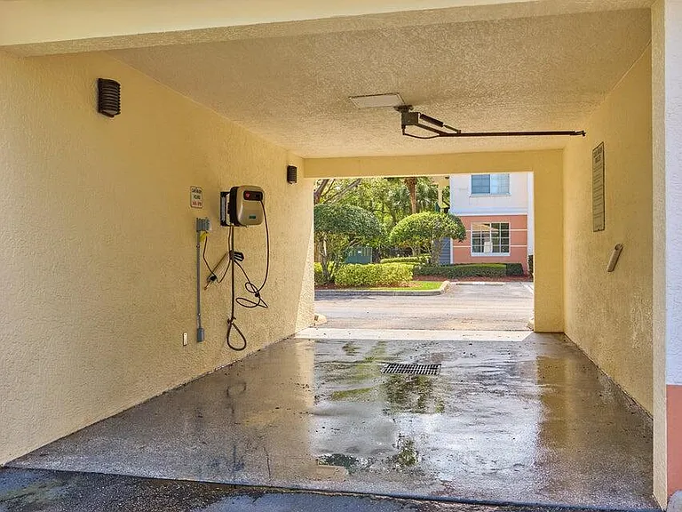 6101 Myrtlewood Cir W — Photo 31