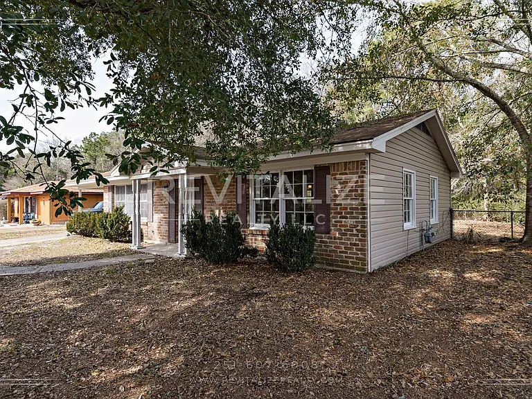 1258 Charmaine Cir N — Photo 4