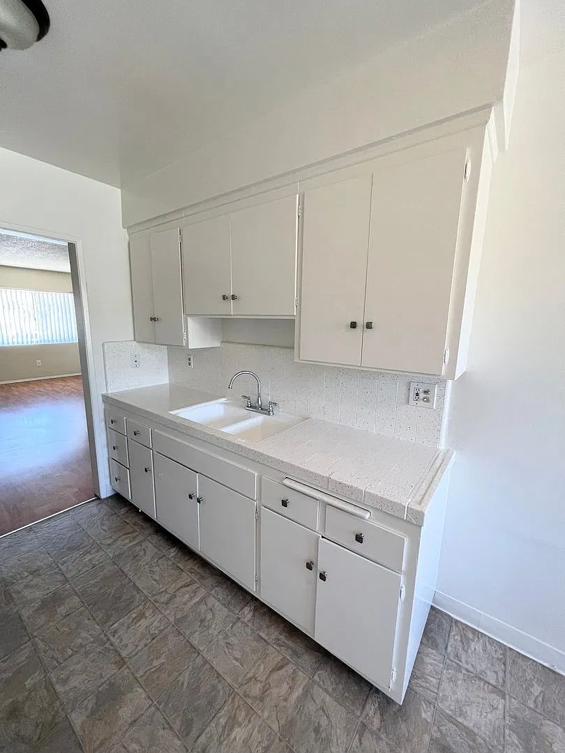 Spacious 2bd/1ba, 1bd/1ba, Studio/1ba(All Utilities Pay)-Cute Efficiency-Great Location — Photo 3