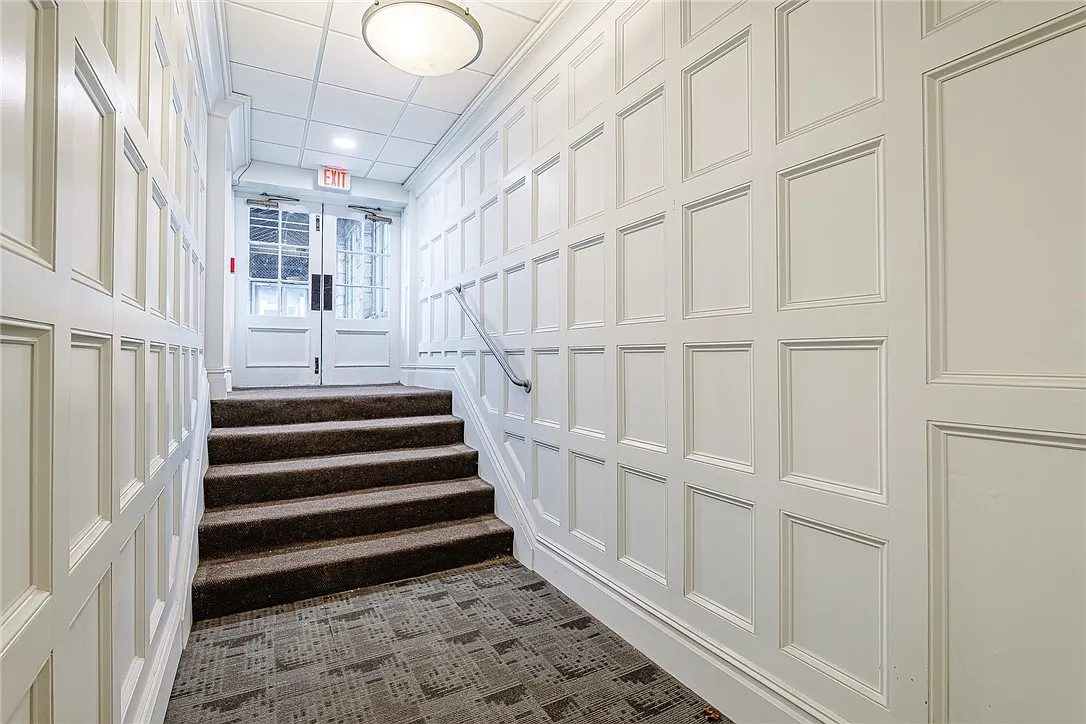 421 University Ave — Photo 3