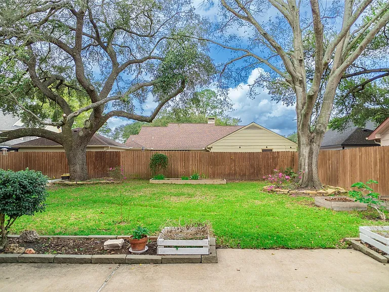 18310 Spellbrook Dr — Photo 40