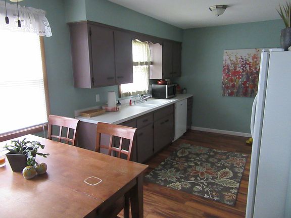 3rd image of 264 Curtice St W
