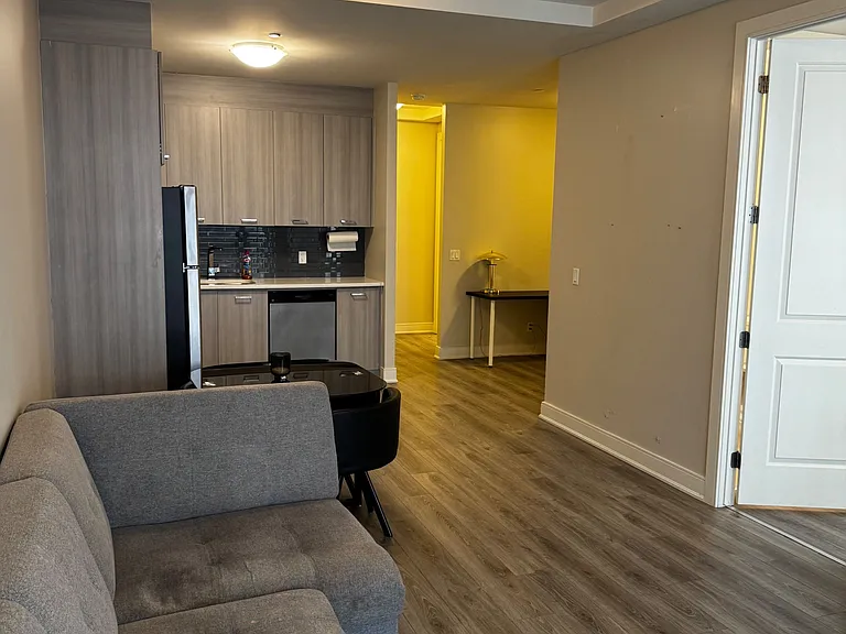 150 Main St W #13 — Photo 8