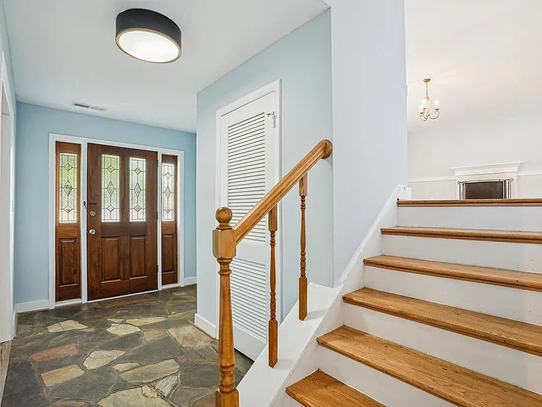 1100 Maple Ave E — Photo 2