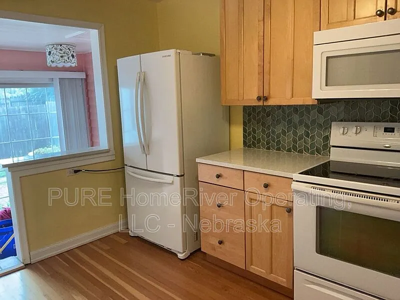 3 bed, 1.0 bath, 1298 sqft, $1,900 — Photo 3