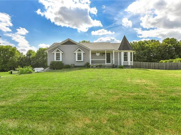 24112 S Tanaine Ln, Peculiar, MO 64078