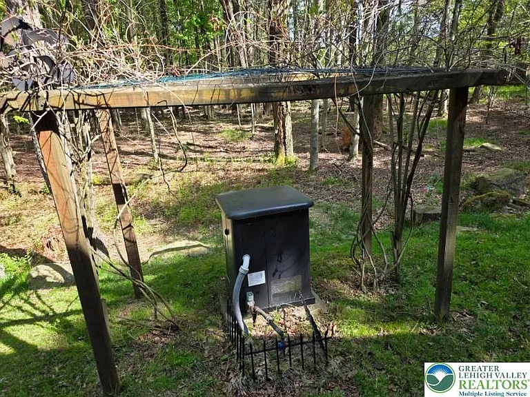 1037 Maplewood Dr — Photo 5