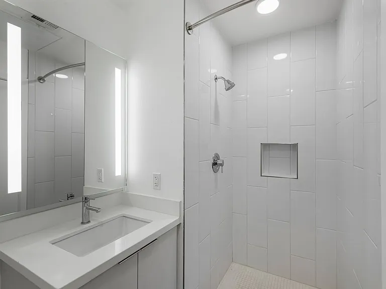 Fusion Hollywood - Walk-In Shower