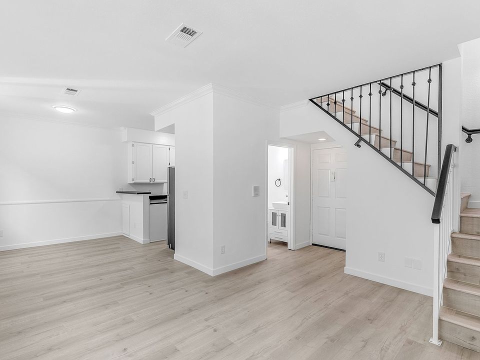 1st image of 4034 Redwood Ave #105