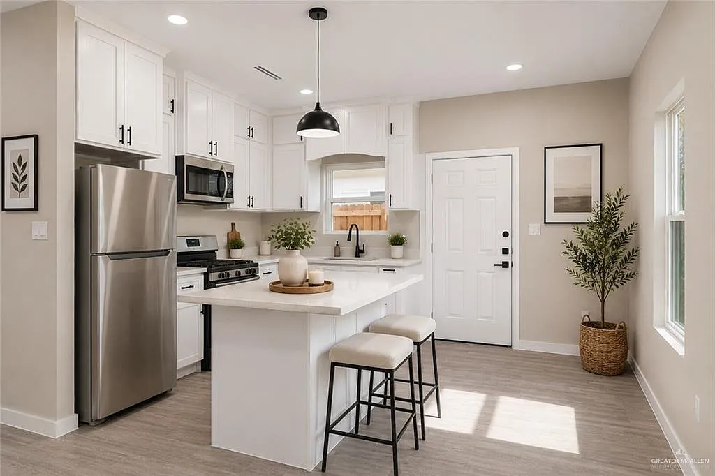 3 bed, 2.0 bath, 1063 sqft, $1,300 — Photo 4