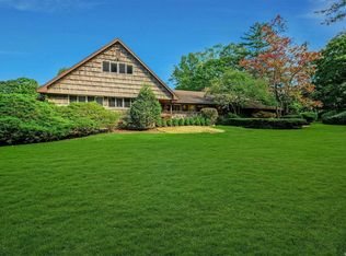 90 Warner Ln, Syosset, NY 11791