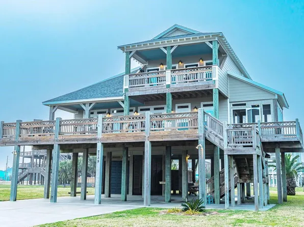 2139 Gulf Dr, Crystal Beach, TX 77650