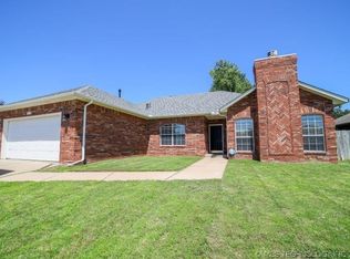 1117 S 35th St, Broken Arrow, OK 74014