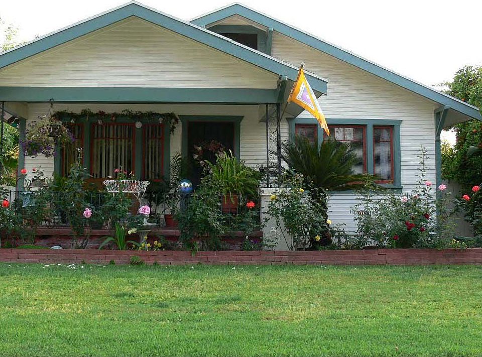 Front view of 3944 Rosewood Place